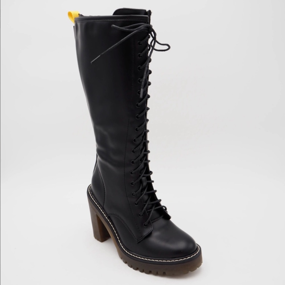 ONE DAY SALE Fall Fabulous Vintage Boho Lace up boots - Picture 6 of 8